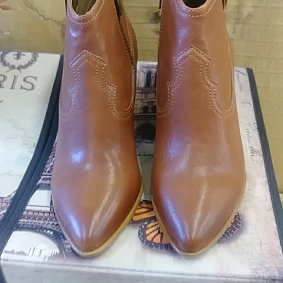 Frye Shoes - Frye Reina Bootie size 8.5